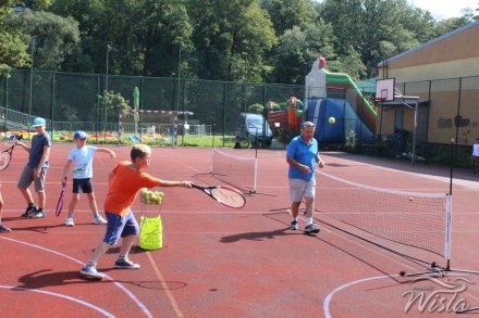 Nauka gry w tenisa na boisku w centrum